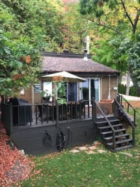 Om chalet 2 avec spa et foyer bordé du fleuve